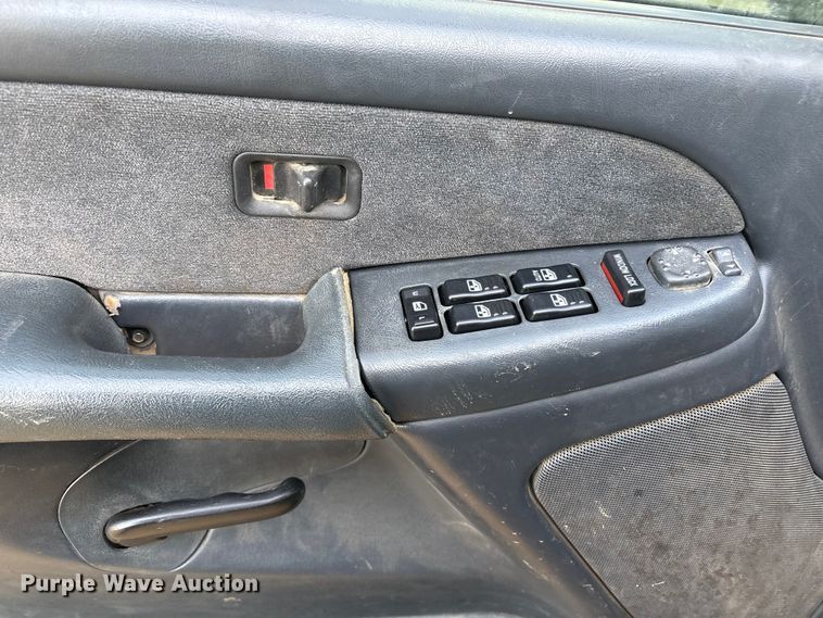 image for item FI0100 2001 Chevrolet Silverado 1500HD Crew Cab pickup truck