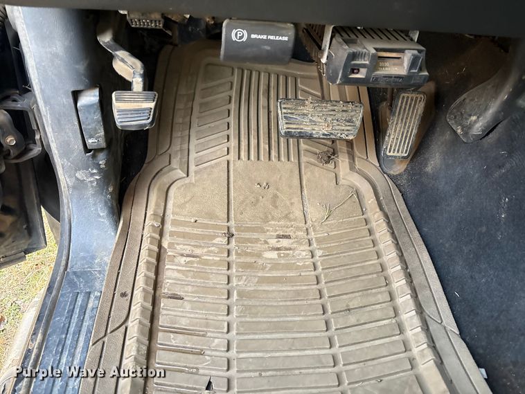 image for item FI0100 2001 Chevrolet Silverado 1500HD Crew Cab pickup truck