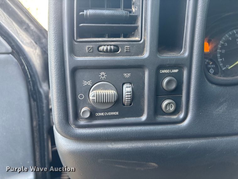 image for item FI0100 2001 Chevrolet Silverado 1500HD Crew Cab pickup truck