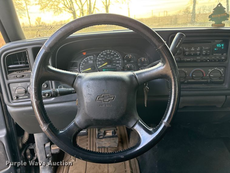 image for item FI0100 2001 Chevrolet Silverado 1500HD Crew Cab pickup truck