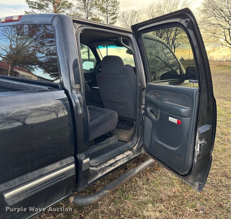 image for item FI0100 2001 Chevrolet Silverado 1500HD Crew Cab pickup truck