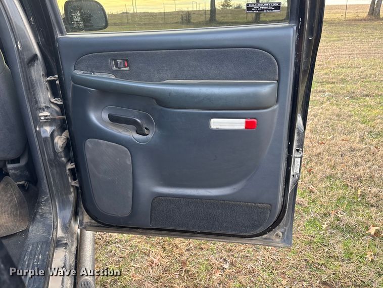 image for item FI0100 2001 Chevrolet Silverado 1500HD Crew Cab pickup truck