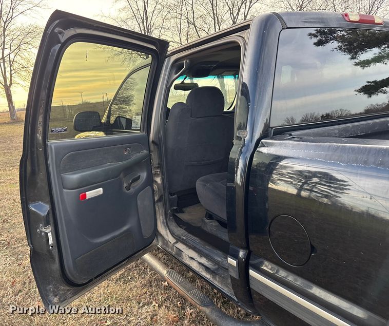 image for item FI0100 2001 Chevrolet Silverado 1500HD Crew Cab pickup truck