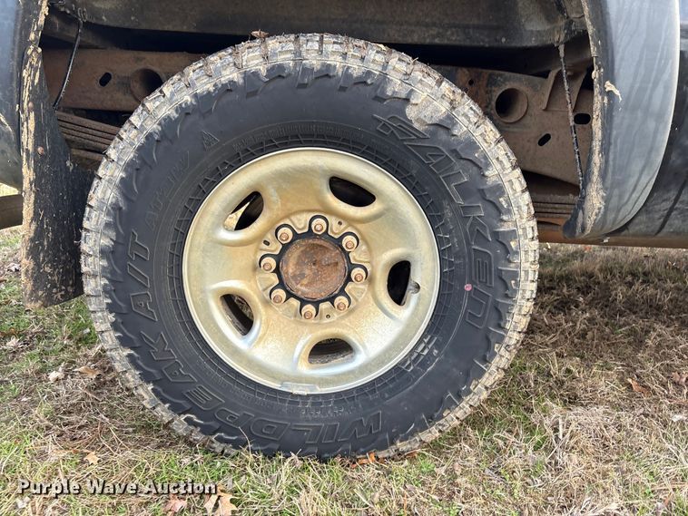 image for item FI0100 2001 Chevrolet Silverado 1500HD Crew Cab pickup truck