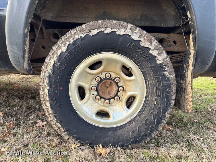 image for item FI0100 2001 Chevrolet Silverado 1500HD Crew Cab pickup truck