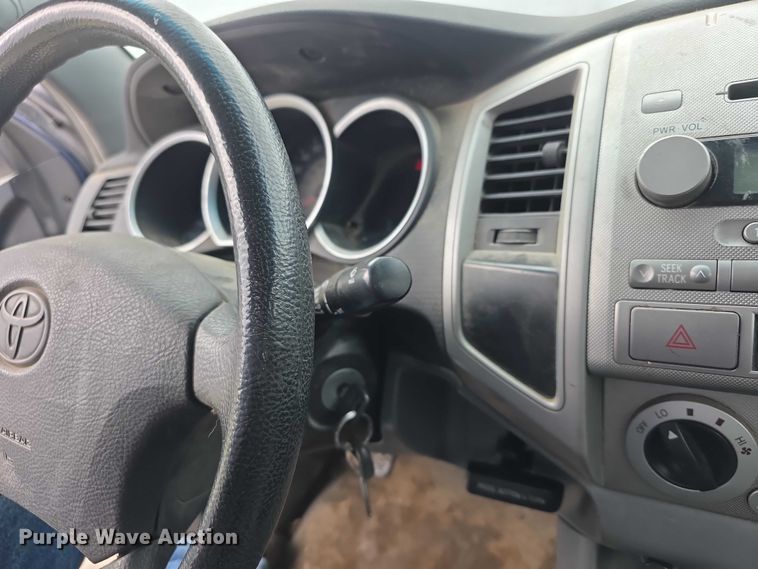 image for item FI0645 2006 Toyota Tacoma PreRunner pickup truck