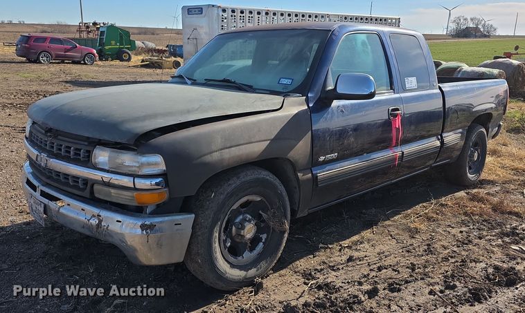 image for item FI0702 2000 Chevrolet Silverado 1500 Ext. Cab pickup truck