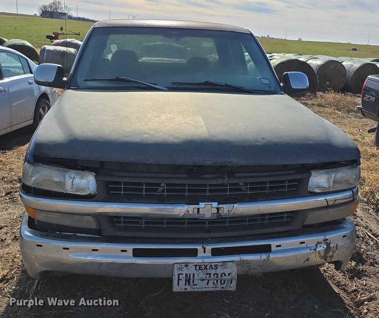image for item FI0702 2000 Chevrolet Silverado 1500 Ext. Cab pickup truck