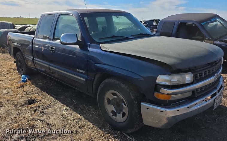 image for item FI0702 2000 Chevrolet Silverado 1500 Ext. Cab pickup truck