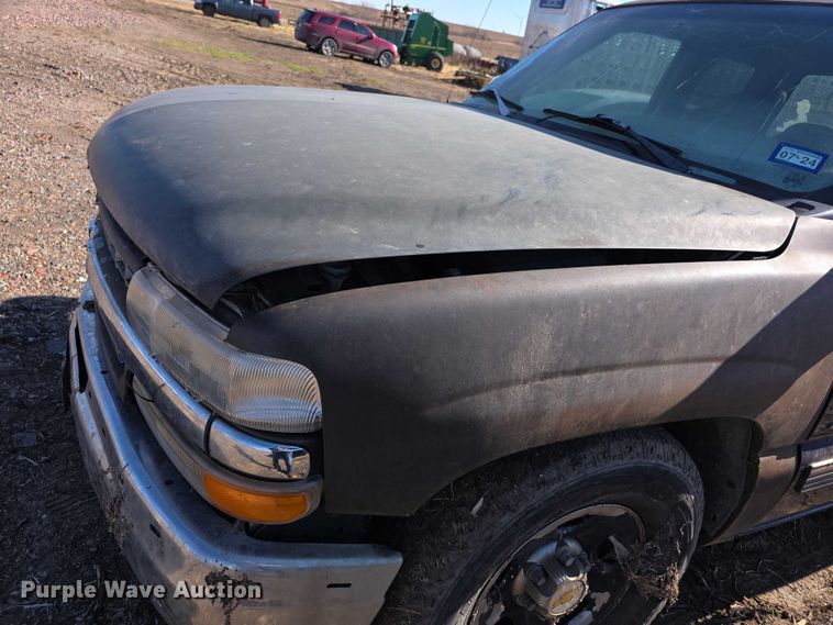 image for item FI0702 2000 Chevrolet Silverado 1500 Ext. Cab pickup truck