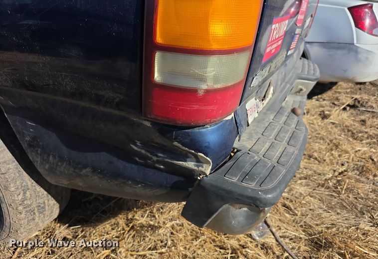 image for item FI0702 2000 Chevrolet Silverado 1500 Ext. Cab pickup truck