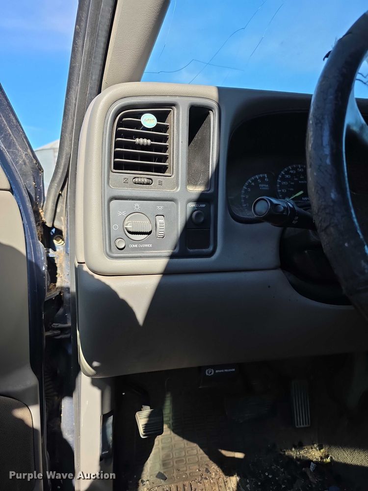 image for item FI0702 2000 Chevrolet Silverado 1500 Ext. Cab pickup truck