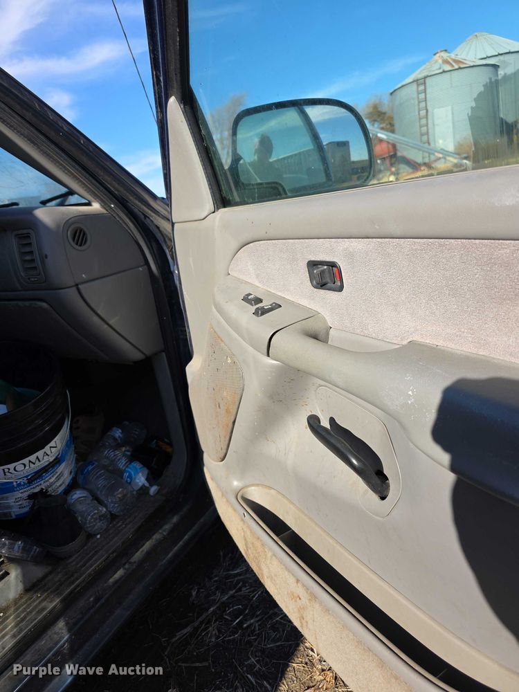 image for item FI0702 2000 Chevrolet Silverado 1500 Ext. Cab pickup truck