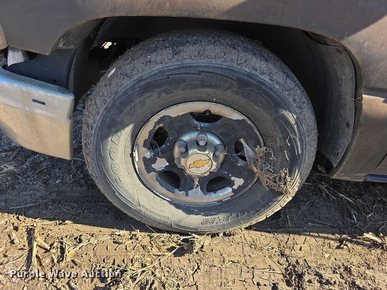 image for item FI0702 2000 Chevrolet Silverado 1500 Ext. Cab pickup truck