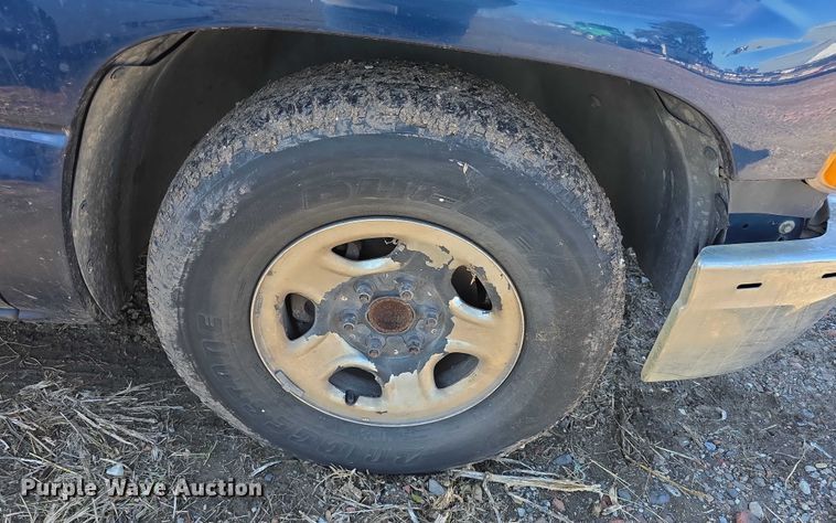 image for item FI0702 2000 Chevrolet Silverado 1500 Ext. Cab pickup truck