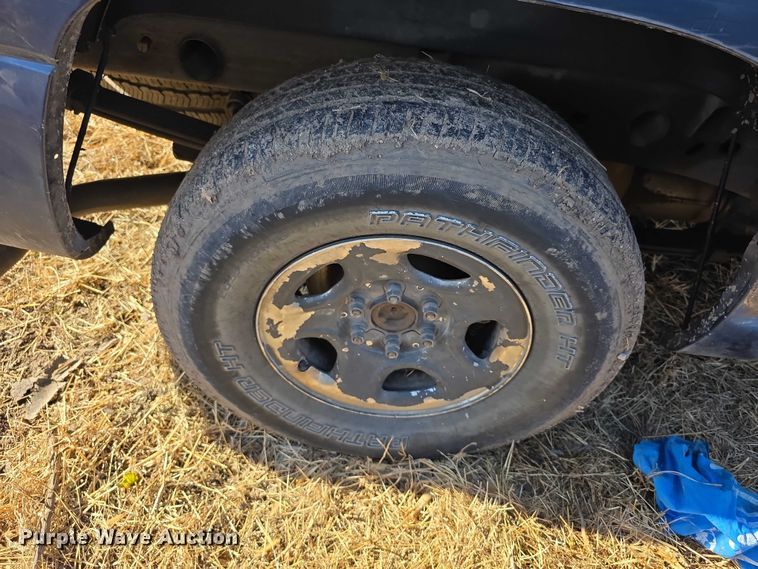 image for item FI0702 2000 Chevrolet Silverado 1500 Ext. Cab pickup truck