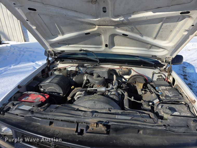 image for item FI0707 2000 Chevrolet K2500 Classic  pickup truck