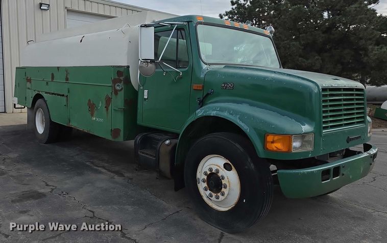 image for item FI0723 1995 IH 4900 fuel truck