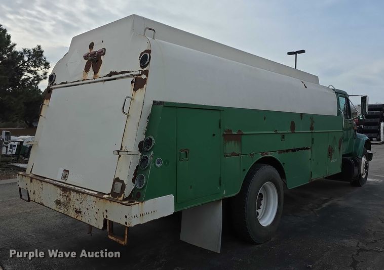 image for item FI0723 1995 IH 4900 fuel truck