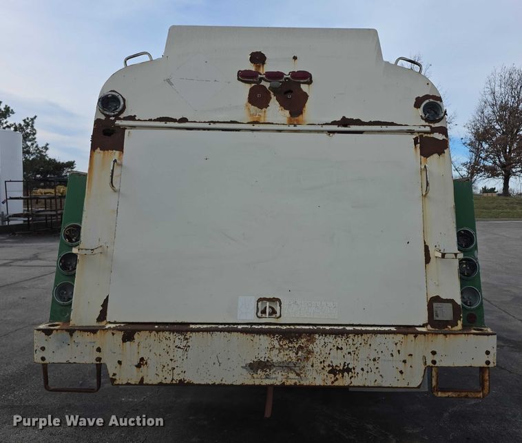 image for item FI0723 1995 IH 4900 fuel truck