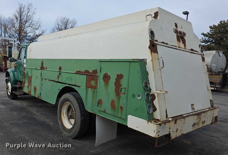 image for item FI0723 1995 IH 4900 fuel truck