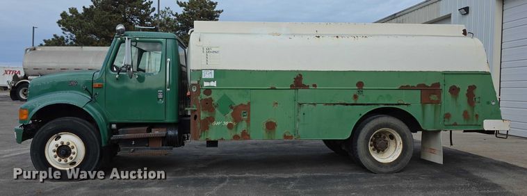 image for item FI0723 1995 IH 4900 fuel truck