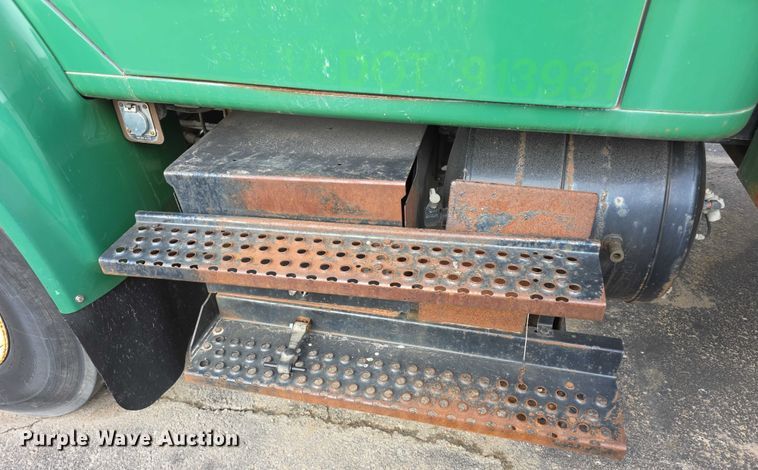 image for item FI0723 1995 IH 4900 fuel truck