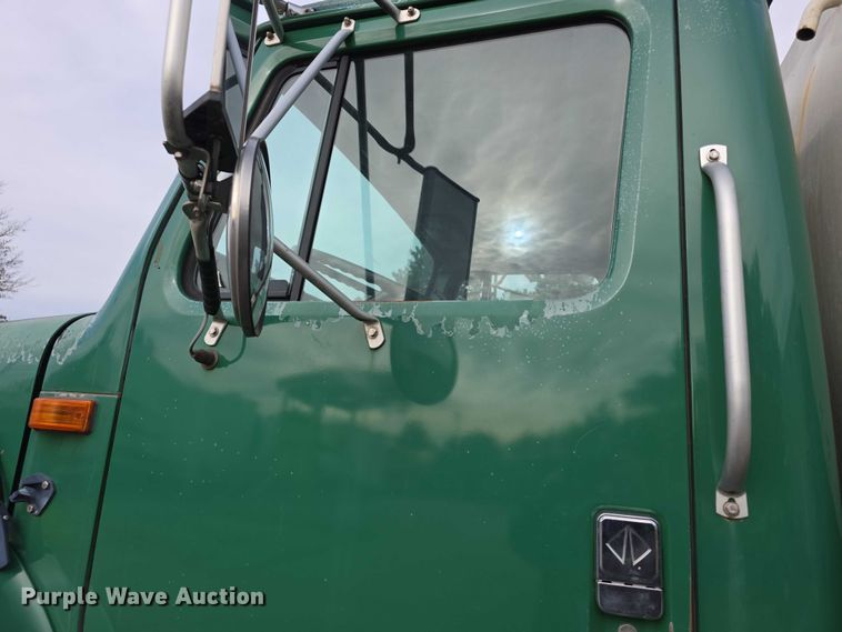 image for item FI0723 1995 IH 4900 fuel truck