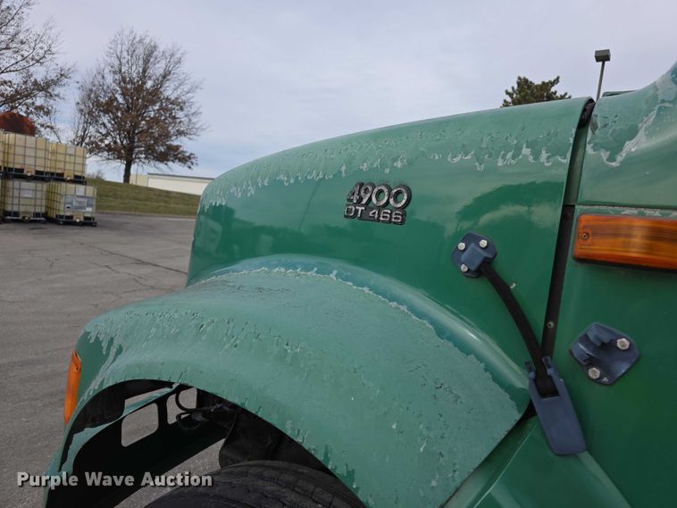 image for item FI0723 1995 IH 4900 fuel truck