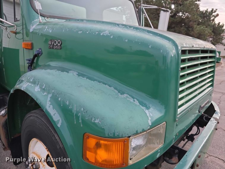 image for item FI0723 1995 IH 4900 fuel truck