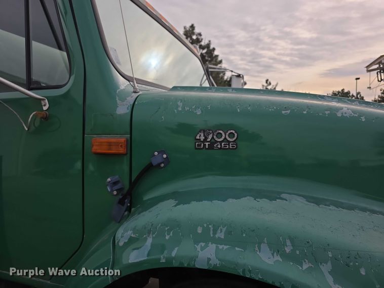 image for item FI0723 1995 IH 4900 fuel truck