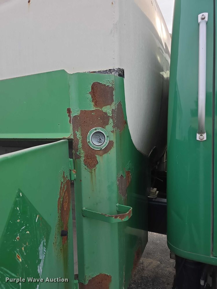 image for item FI0723 1995 IH 4900 fuel truck