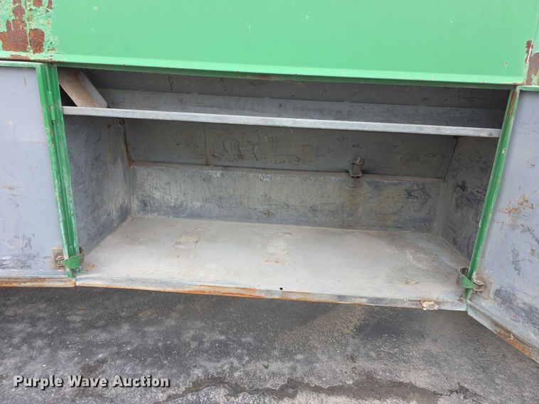 image for item FI0723 1995 IH 4900 fuel truck