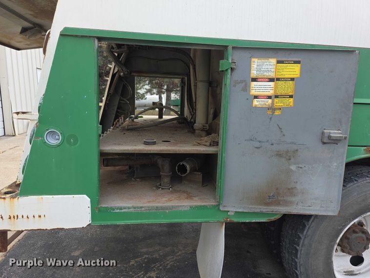 image for item FI0723 1995 IH 4900 fuel truck