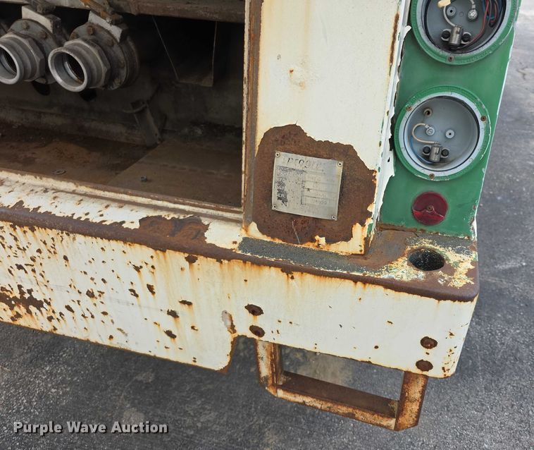 image for item FI0723 1995 IH 4900 fuel truck