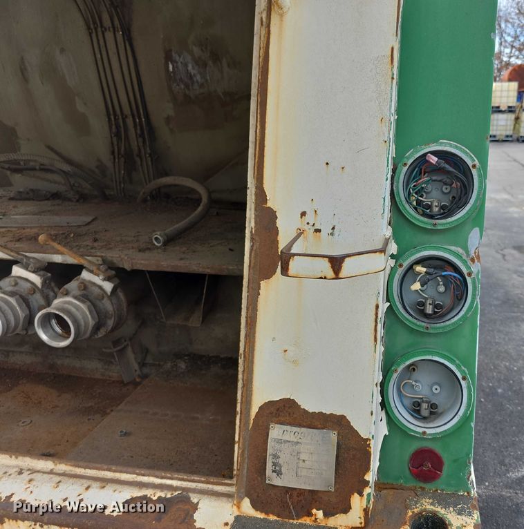 image for item FI0723 1995 IH 4900 fuel truck