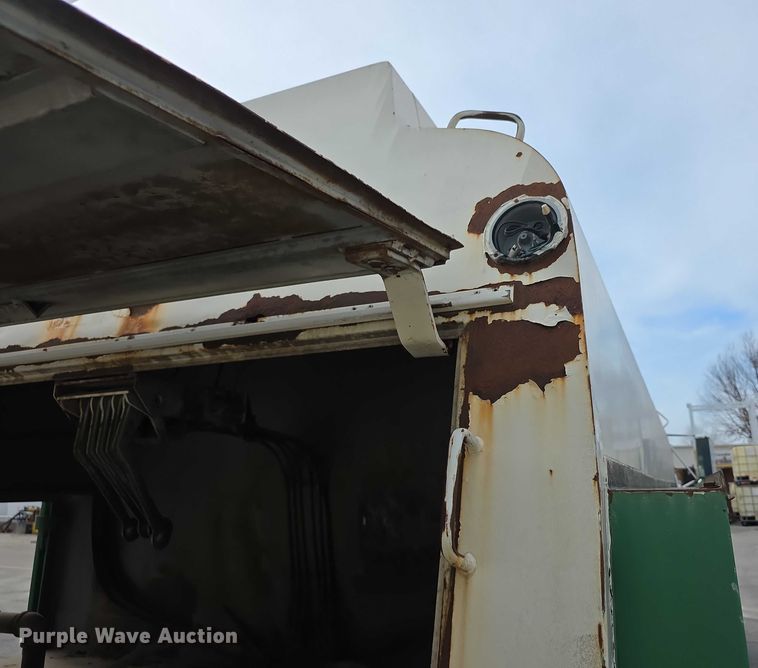 image for item FI0723 1995 IH 4900 fuel truck