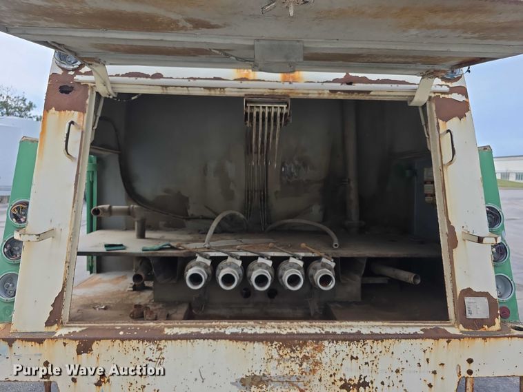 image for item FI0723 1995 IH 4900 fuel truck