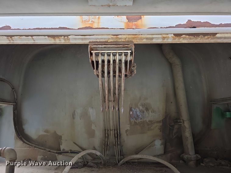 image for item FI0723 1995 IH 4900 fuel truck