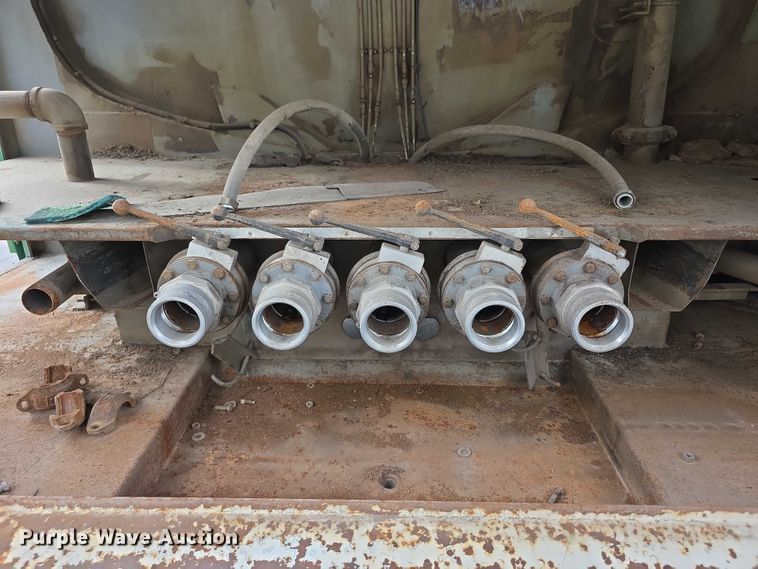 image for item FI0723 1995 IH 4900 fuel truck