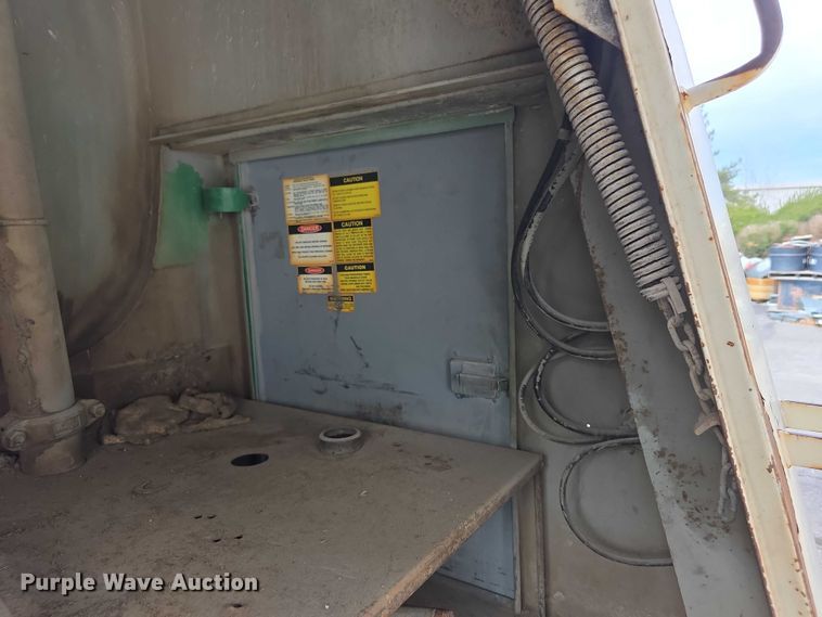 image for item FI0723 1995 IH 4900 fuel truck