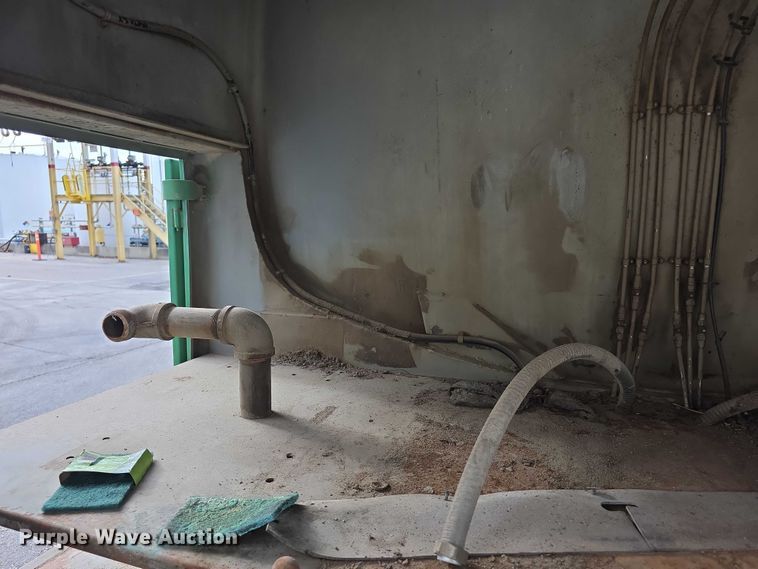 image for item FI0723 1995 IH 4900 fuel truck