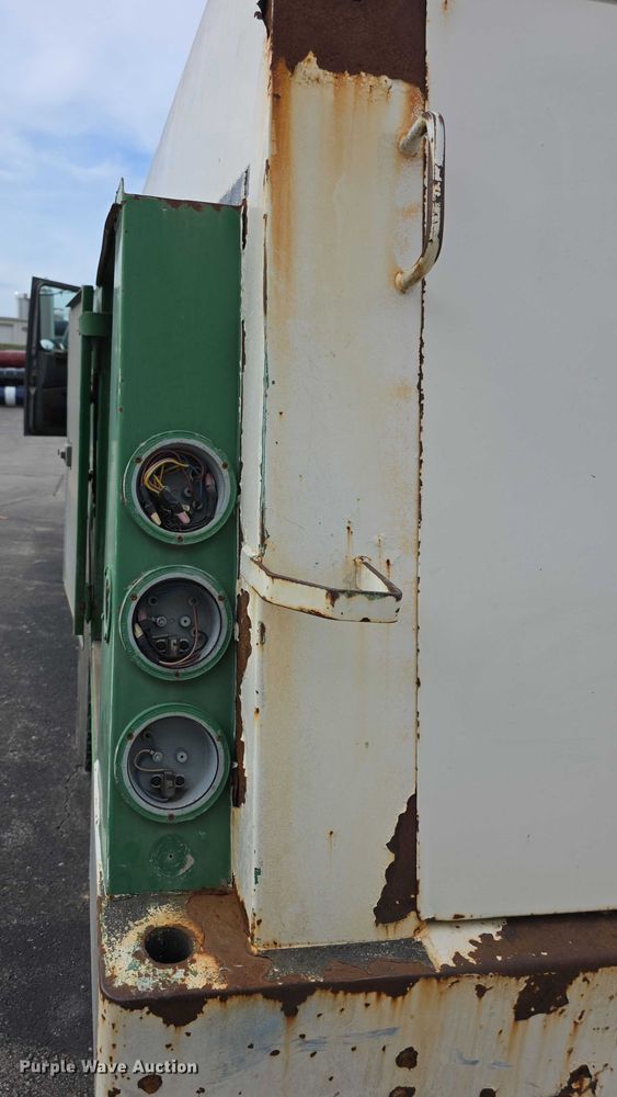 image for item FI0723 1995 IH 4900 fuel truck