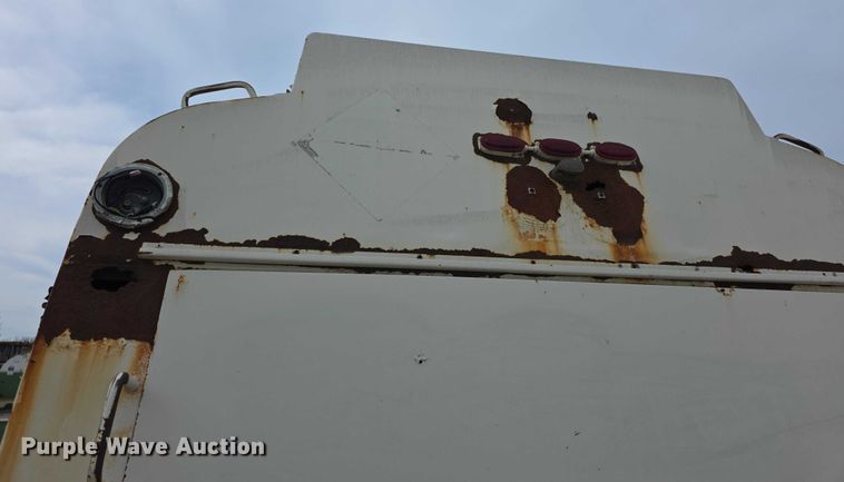 image for item FI0723 1995 IH 4900 fuel truck