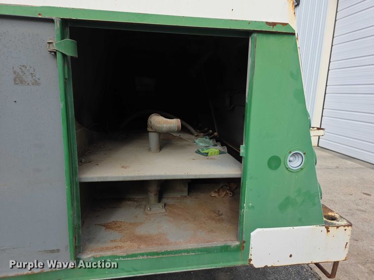 image for item FI0723 1995 IH 4900 fuel truck