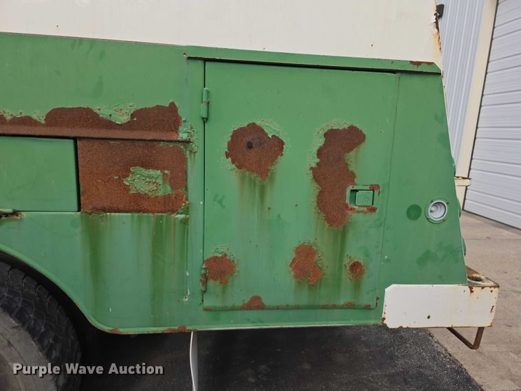 image for item FI0723 1995 IH 4900 fuel truck