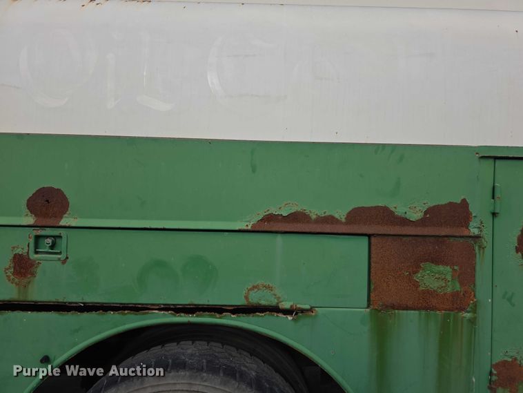 image for item FI0723 1995 IH 4900 fuel truck