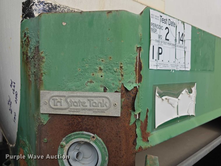 image for item FI0723 1995 IH 4900 fuel truck