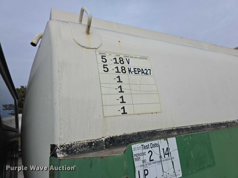 image for item FI0723 1995 IH 4900 fuel truck