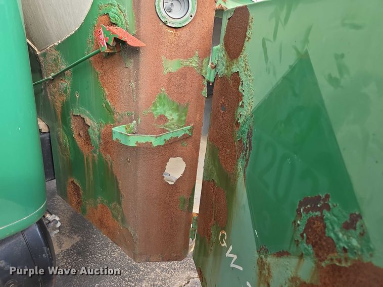 image for item FI0723 1995 IH 4900 fuel truck